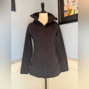 Lolë Women's Mid-length Water-Resistant Softshell Jacket with Hood Sz XS